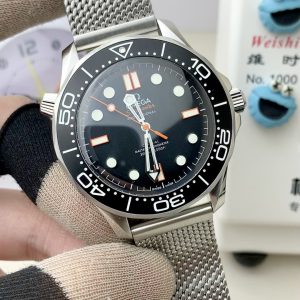 VS 2025 Official Website's Latest Omega "Orange" 300M 42M Stainless Steel Diver's Watch (Now Accepting Pre-orders!) The all-new "Orange" accented version breathes fresh style into the classic, blending sophistication with youthful flair! Powered by VS's exclusive Dandong 8806 integrated movement with 55-hour power reserve.The folding clasp Milanese mesh bracelet offers adjustable length for a retro-inspired look. The matte black dial features subtle orange hands—understated yet distinctive. Wear it to showcase both taste and quality.